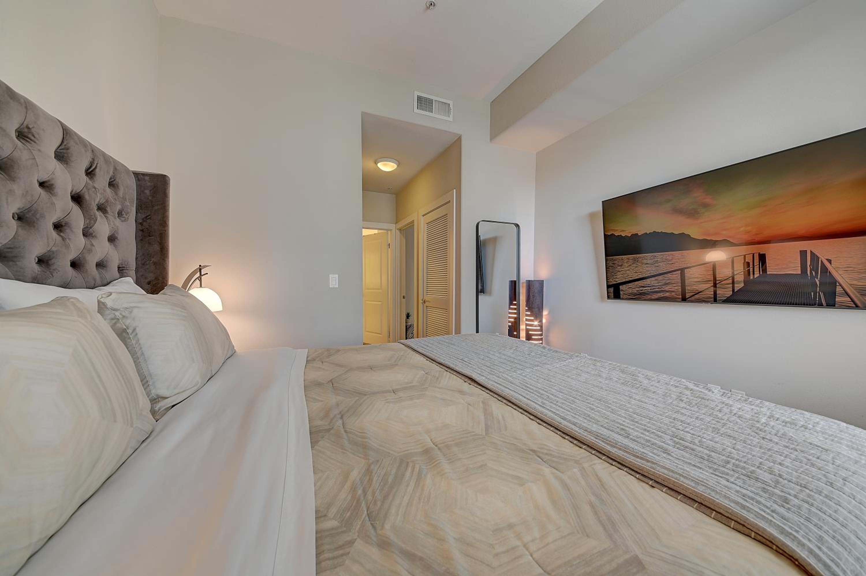 Los Angeles Vacations - Penthouse One Bedroom Garden View Condo by UCLA - Property Image 6