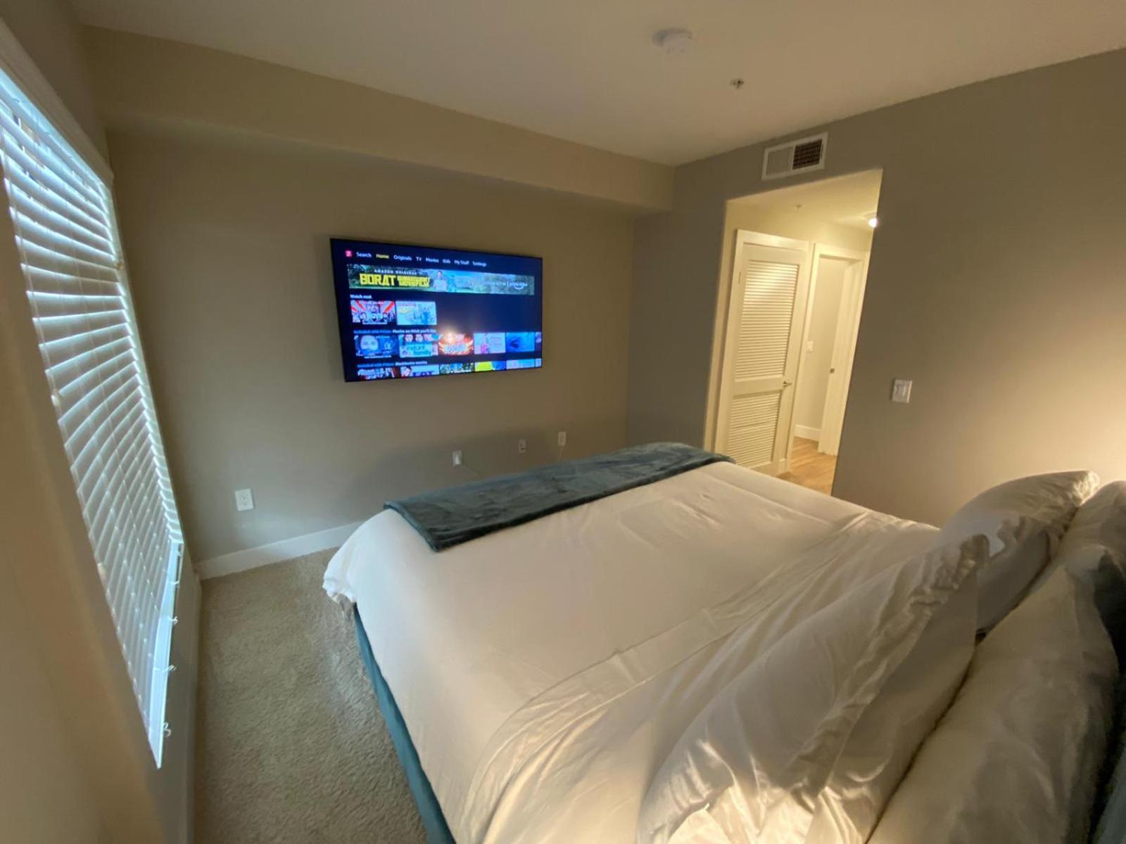 Los Angeles Vacations - Penthouse One Bedroom Garden View Condo by UCLA - Property Image 4