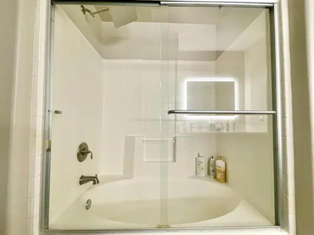 Los Angeles Vacations - Penthouse One Bedroom Garden View Condo by UCLA - Property Image 3