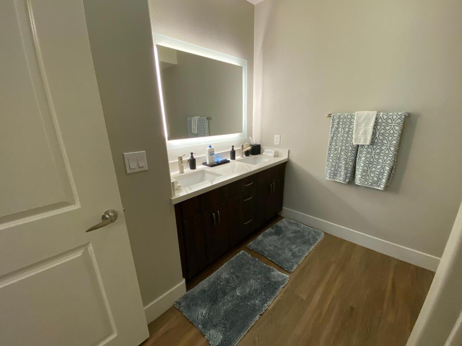 Los Angeles Vacations - Penthouse One Bedroom Garden View Condo by UCLA - Property Image 25