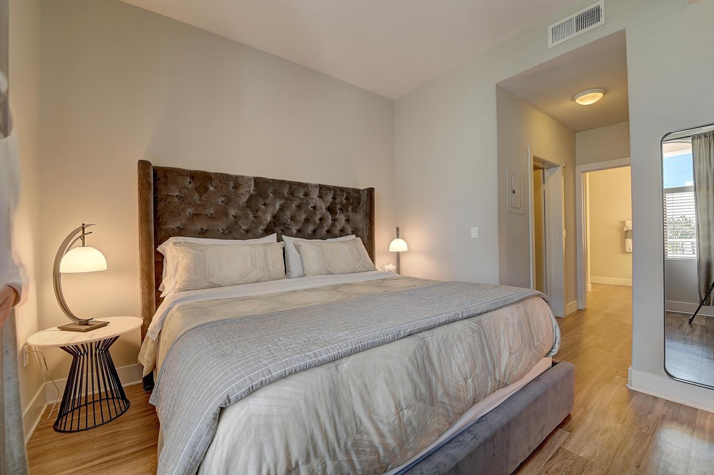 Los Angeles Vacations - Penthouse One Bedroom Garden View Condo by UCLA - Property Image 27