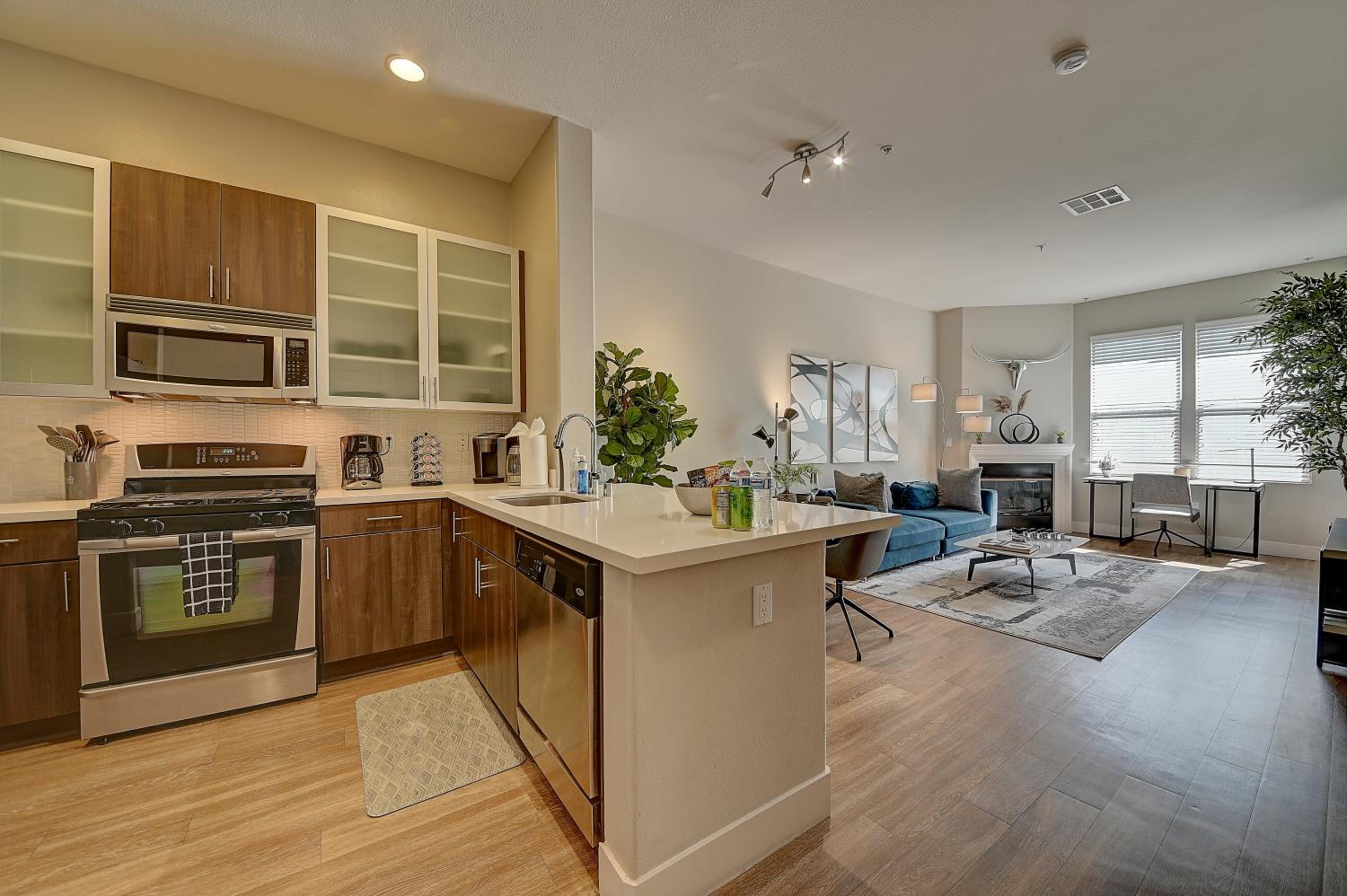 Los Angeles Vacations - Penthouse One Bedroom Garden View Condo by UCLA - Property Image 28