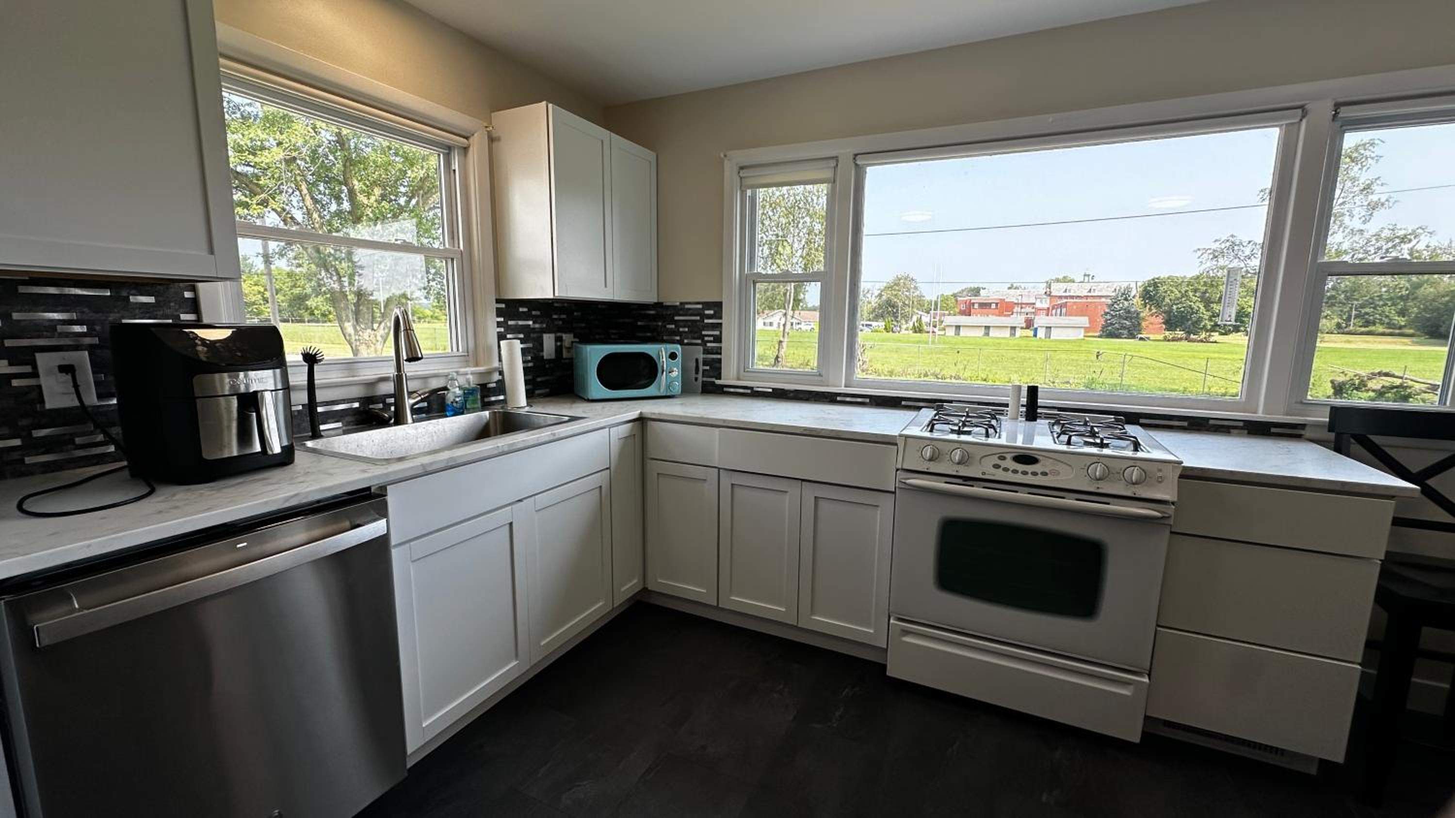 Peoria Vacations - Peoria Bradley Cozy Vacation Large Group Home with Kitchen View - Property Image 4