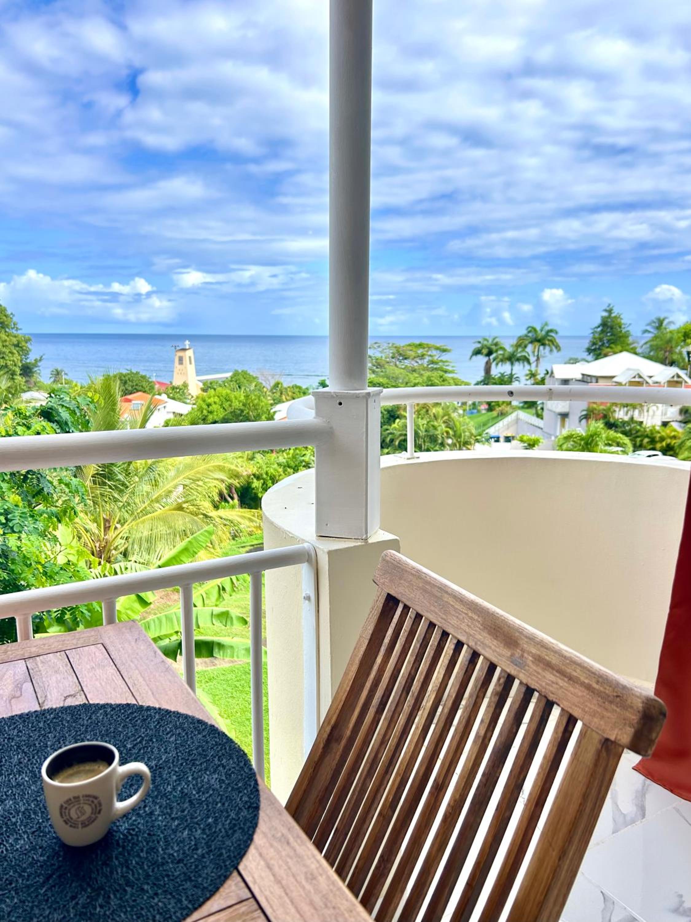Studio sunshine vue mer et piscine view 4