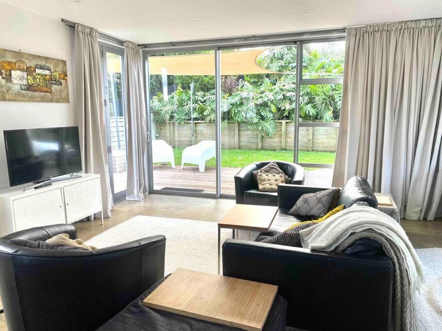 CBD Fringe near trendy Ponsonby, sunny house & garden, kiwi indoor outdoor living view 5