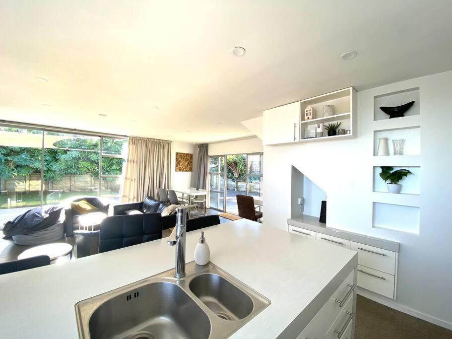 CBD Fringe near trendy Ponsonby, sunny house & garden, kiwi indoor outdoor living view 4