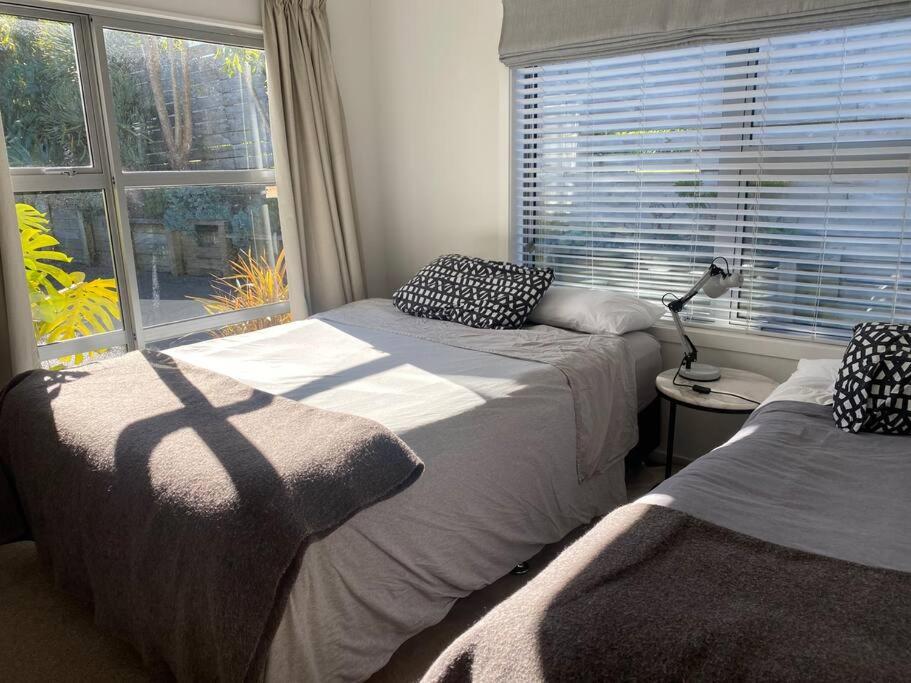 CBD Fringe near trendy Ponsonby, sunny house & garden, kiwi indoor outdoor living view 3