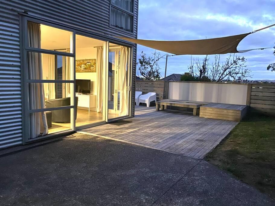CBD Fringe near trendy Ponsonby, sunny house & garden, kiwi indoor outdoor living view 2