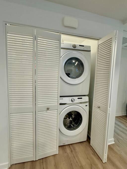 Corner 2 Bedroom 2 Bath Condo - Balcony - Parking