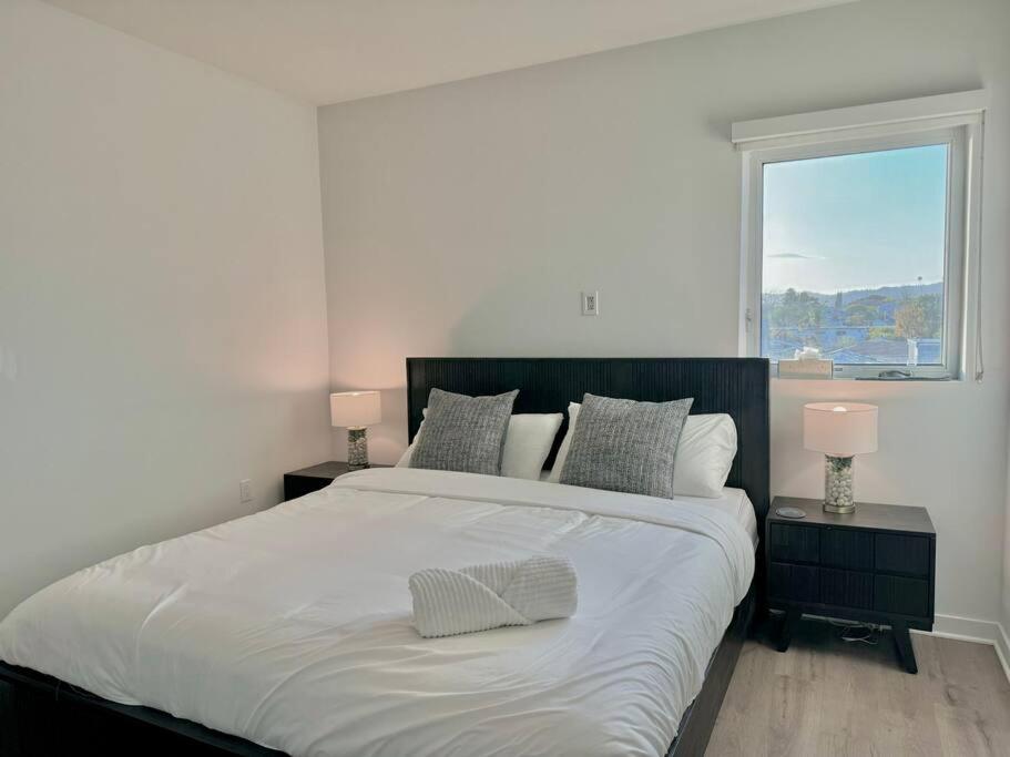 Corner 2 Bedroom 2 Bath Condo - Balcony - Parking