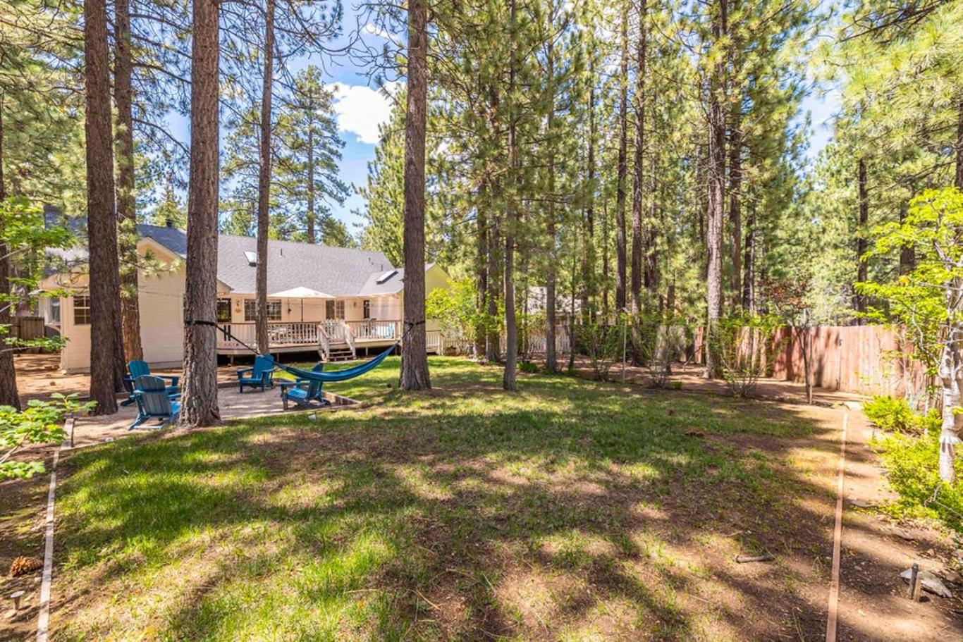 4 minutes to Lake and Snow Summit - single level with pool table huge backyard and deck view 3