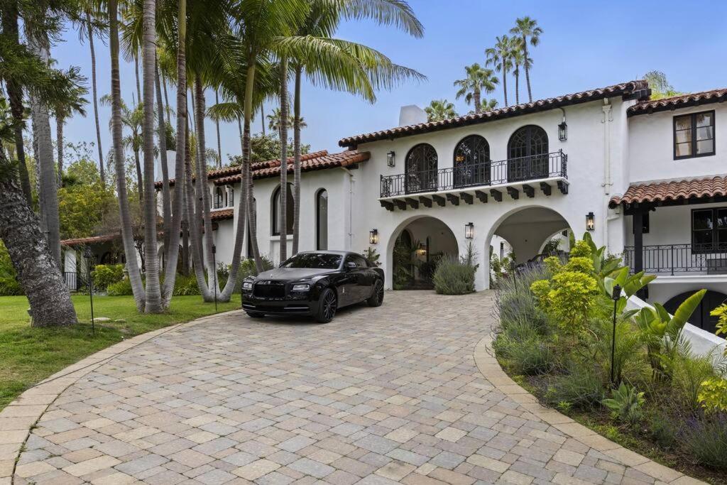 Prestigious BH Spanish Villa with Pool, Jacuzzi, BBQ