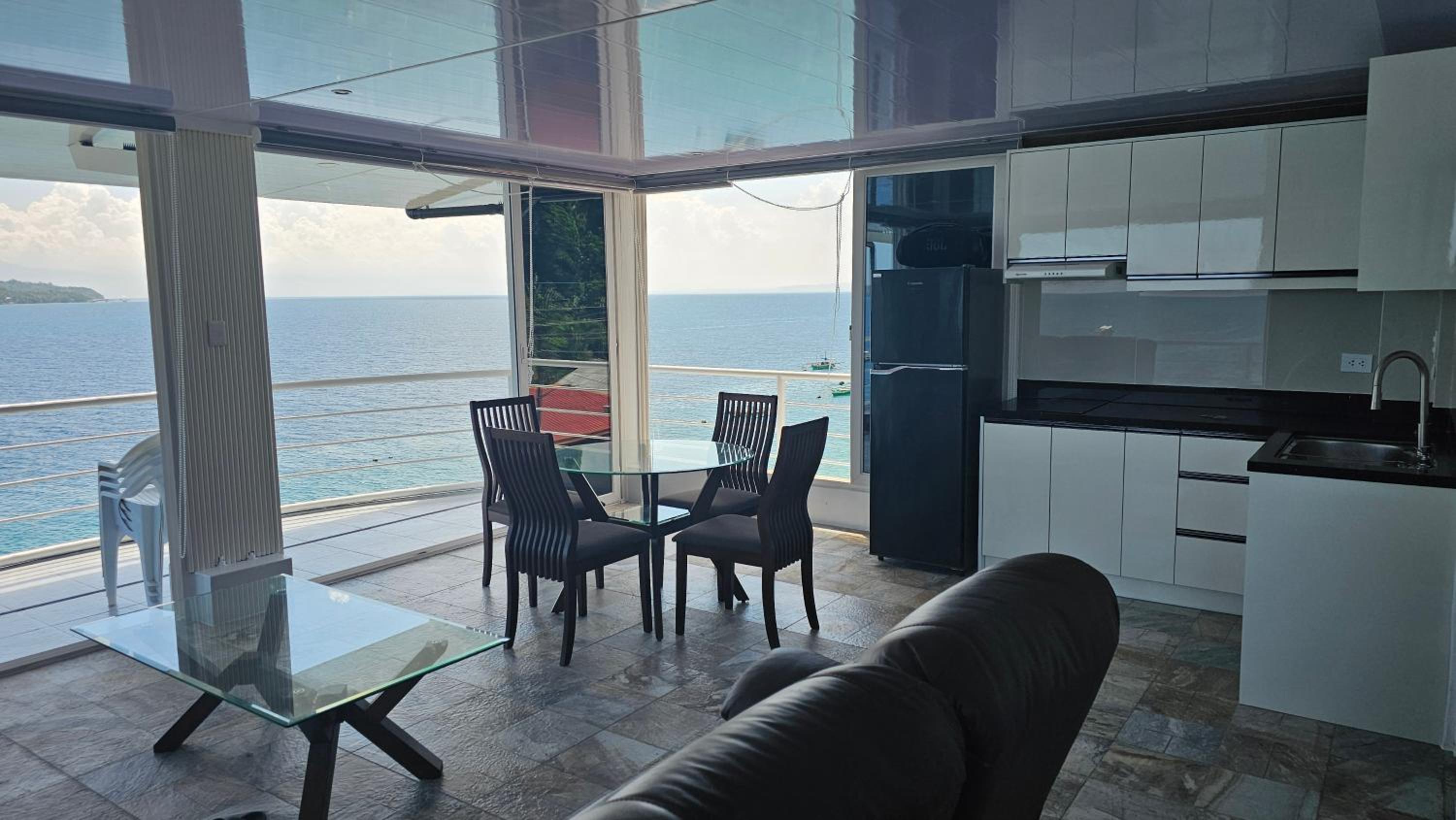 Lydia's House, Samal beach front apartments