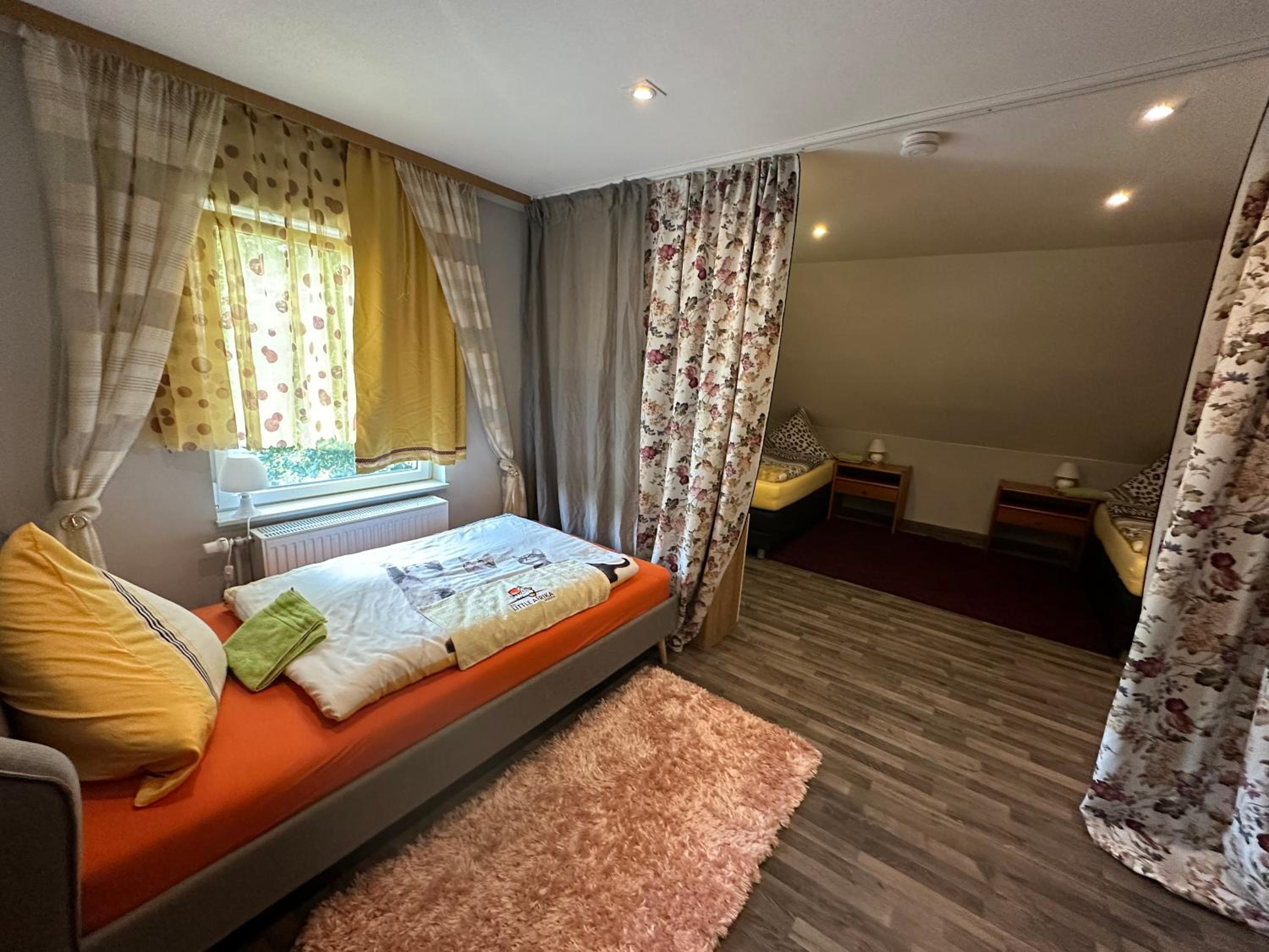 Ferien & Monteur Wohnung 1 - Little Afrika Extensive 5 Zimmer Wohnung