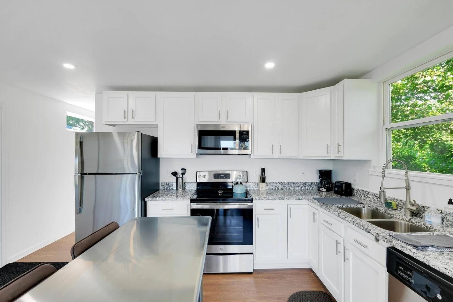 Unique Shipping Container Retreat: Six 1BR Units view 4