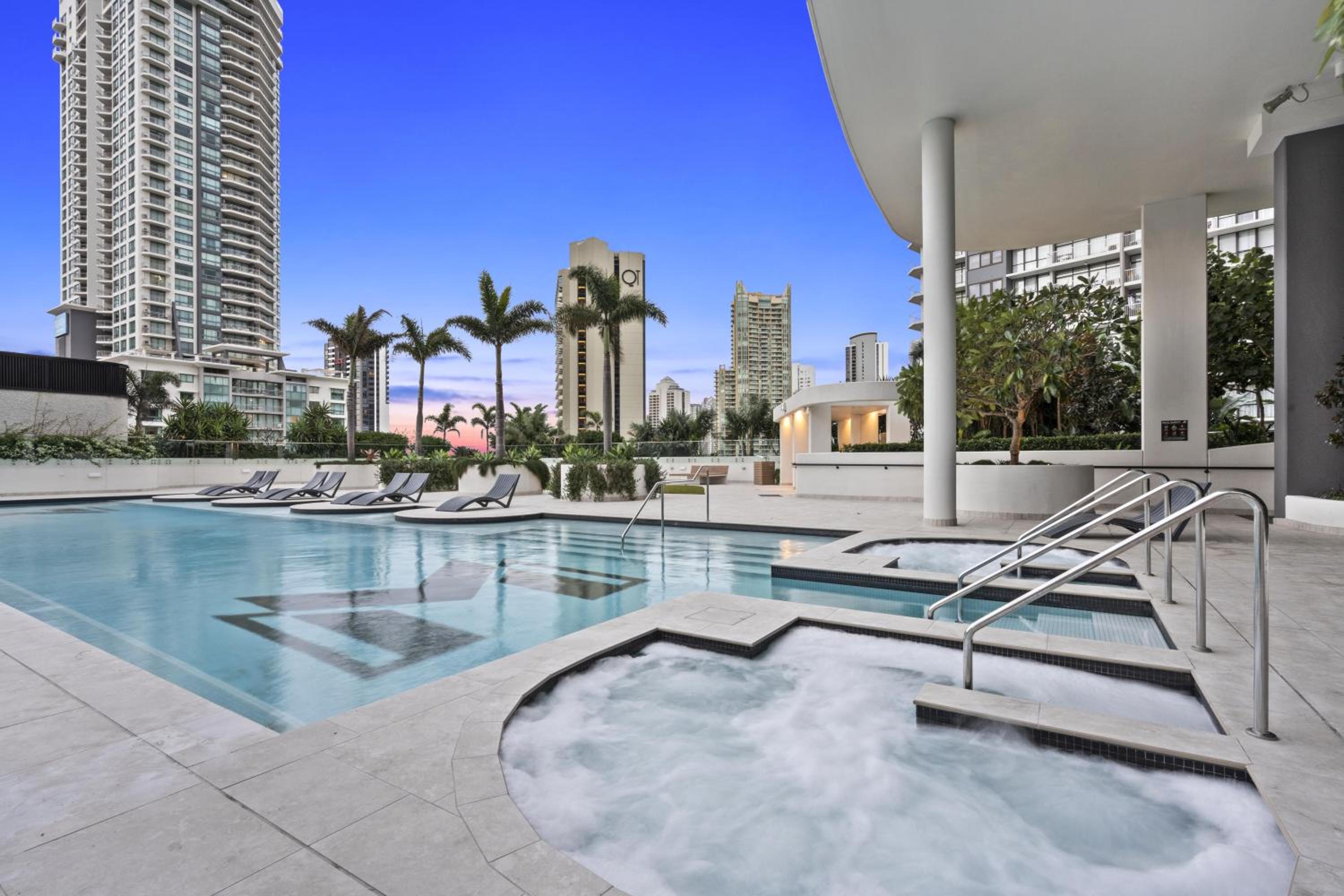 LUXURY HIGH FLOOR 3 Bedroom Unit with OCEAN Views - Q Stay
