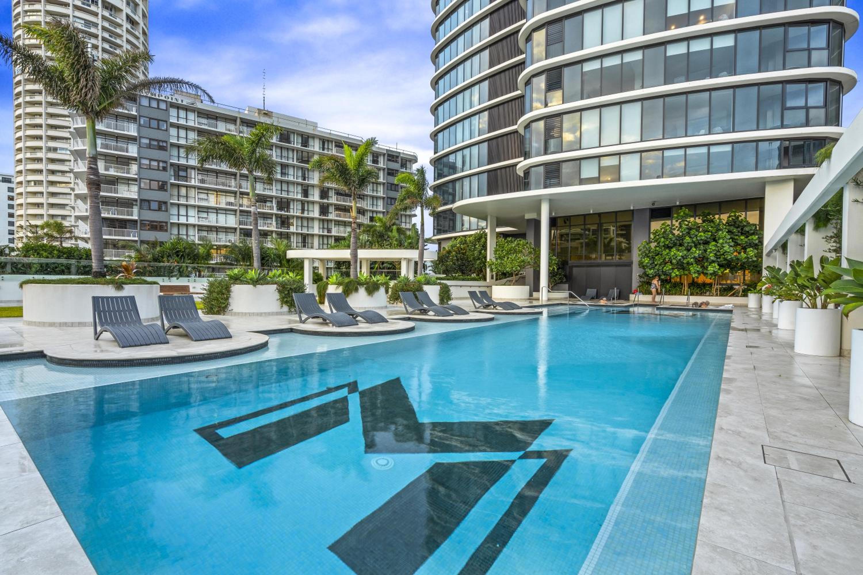 LUXURY HIGH FLOOR 3 Bedroom Unit with OCEAN Views - Q Stay