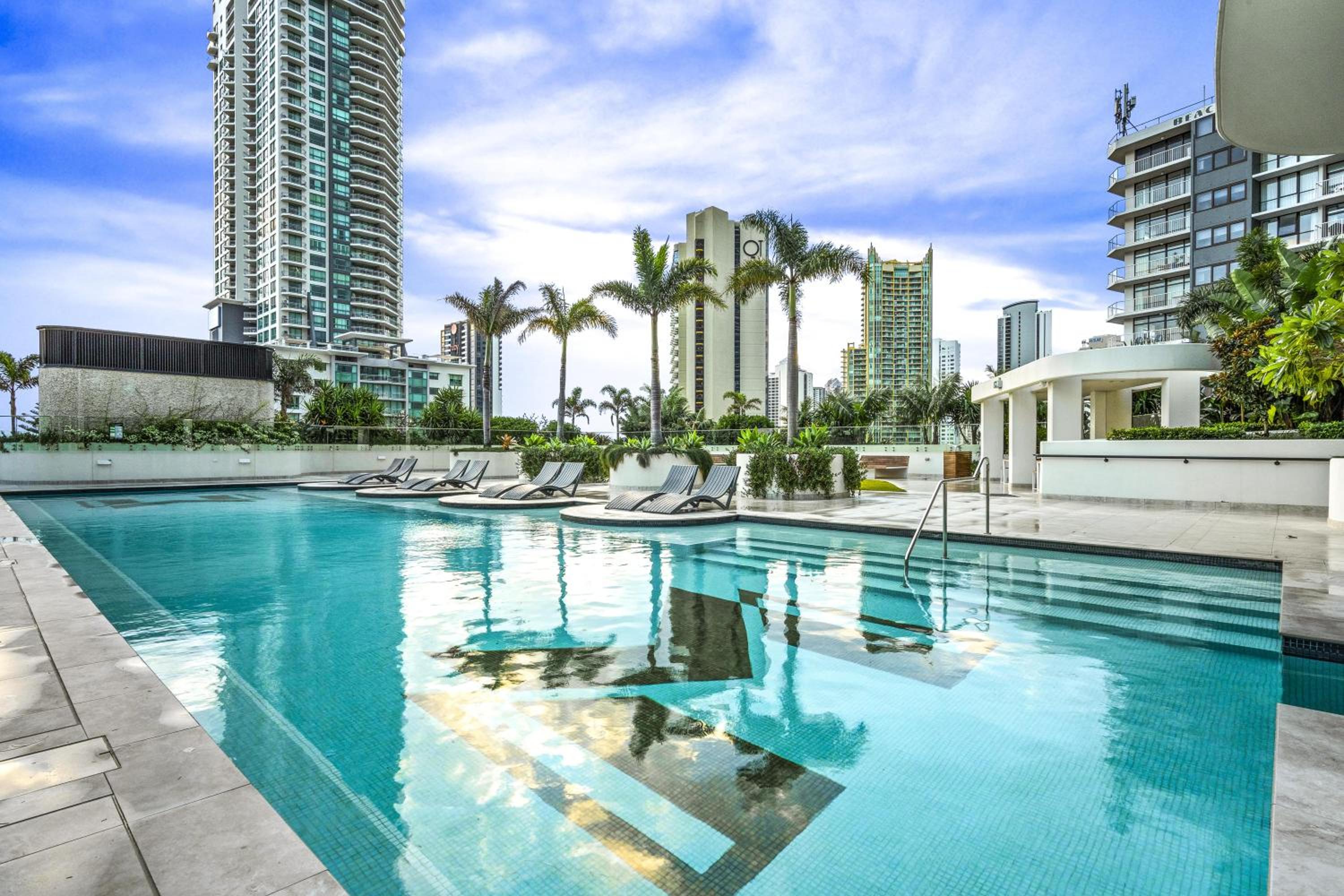LUXURY HIGH FLOOR 3 Bedroom Unit with OCEAN Views - Q Stay
