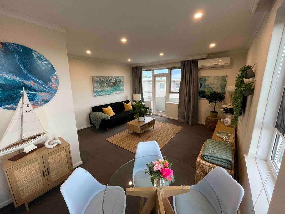 Penthouse in Sandringham with panoramic bay views