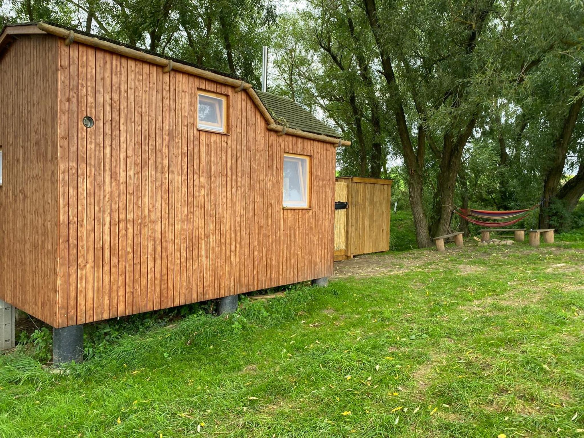 Mini chatka s rybníčkem a saunou