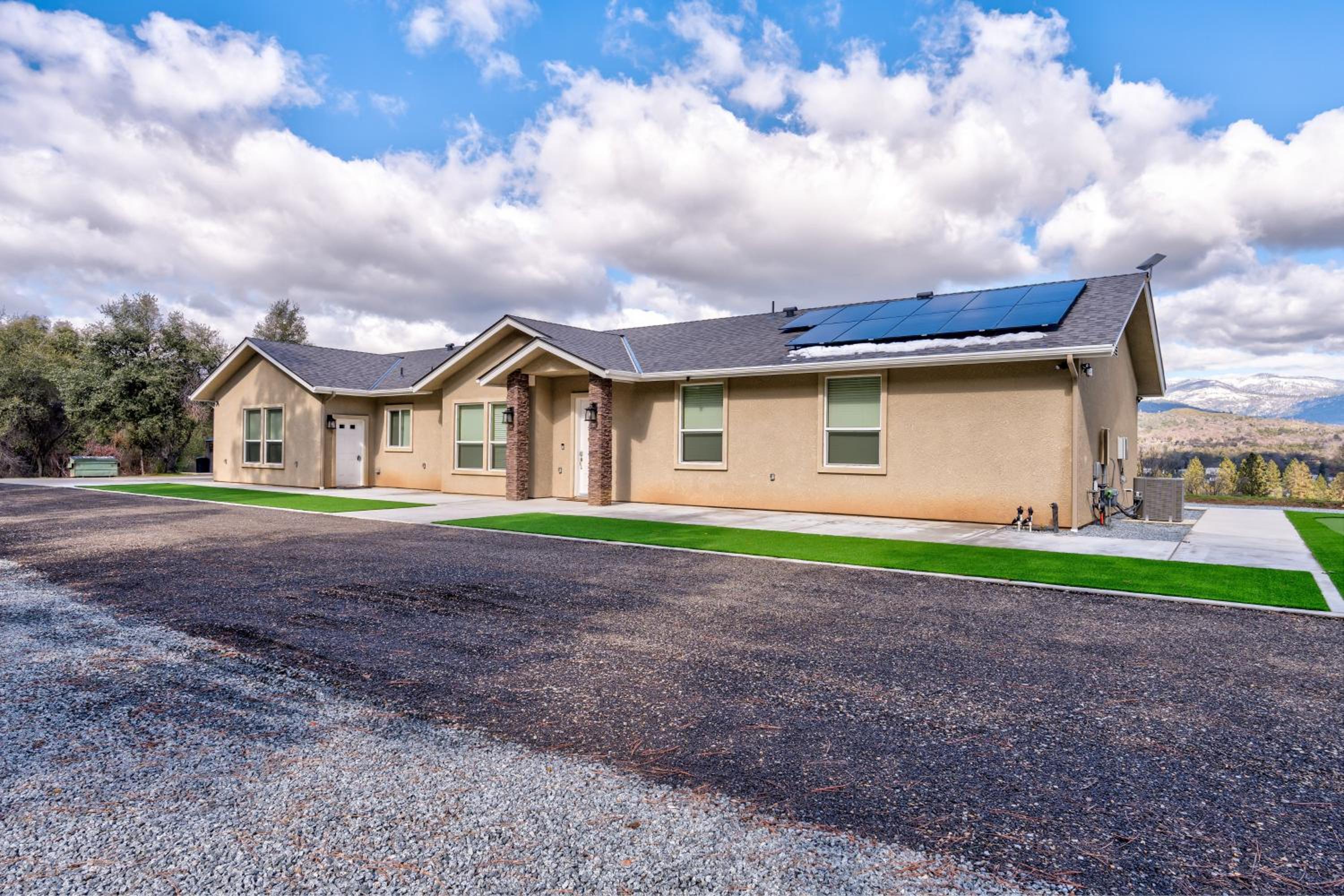 Mountain View House with hot tub, putting green, stunning views view 3