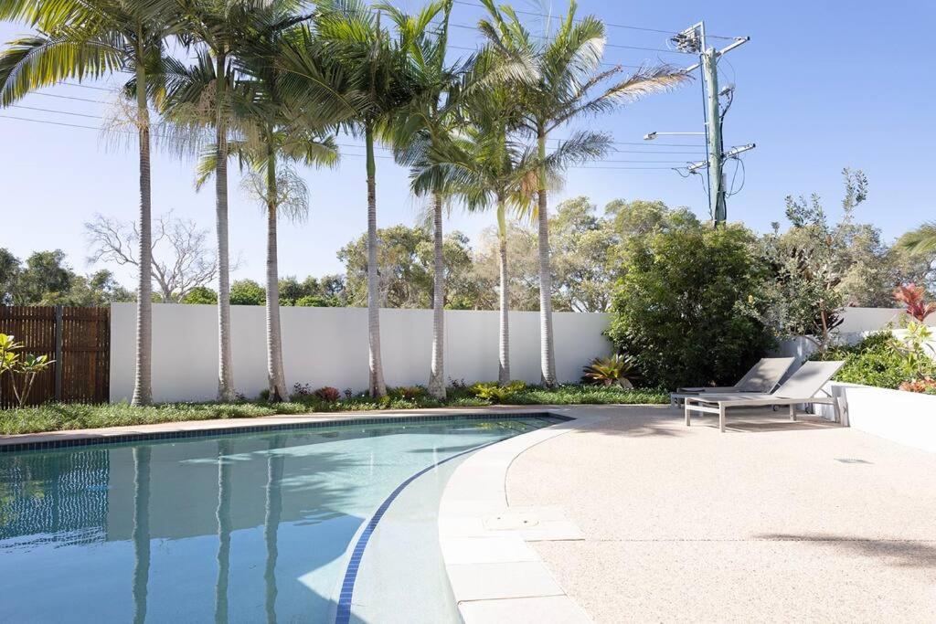 Villa Two Coolum, opposite beach, 4 pools