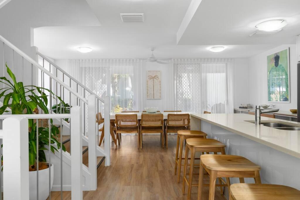 Villa Two Coolum, opposite beach, 4 pools