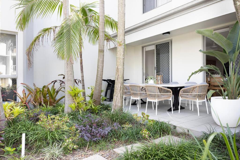 Villa Two Coolum, opposite beach, 4 pools