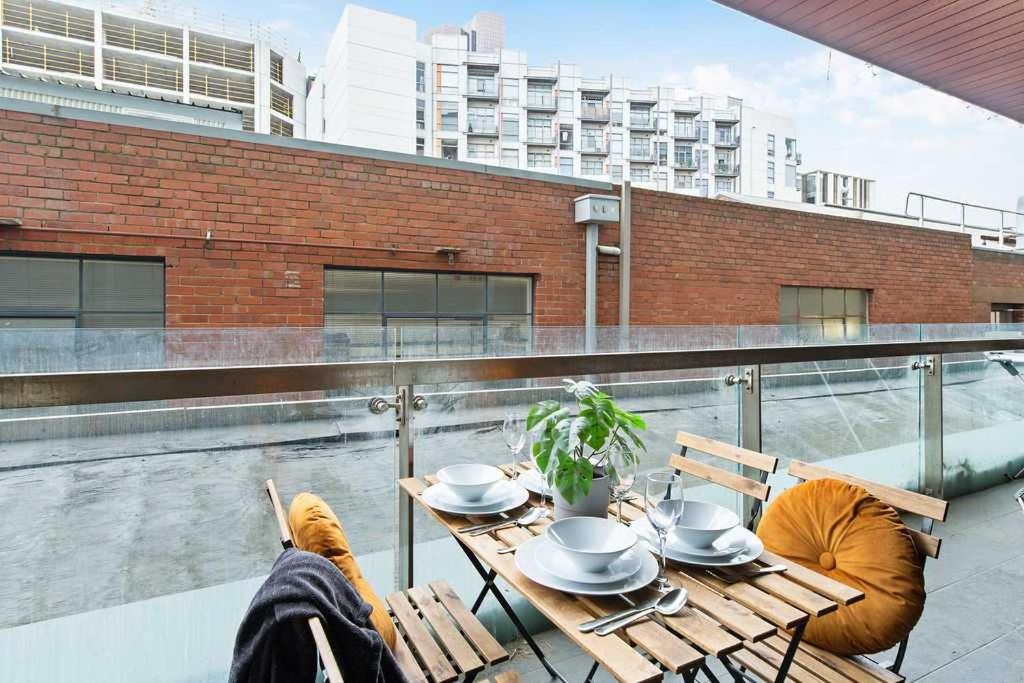 A Modern & Spacious 2BR Apt Near Melbourne Uni