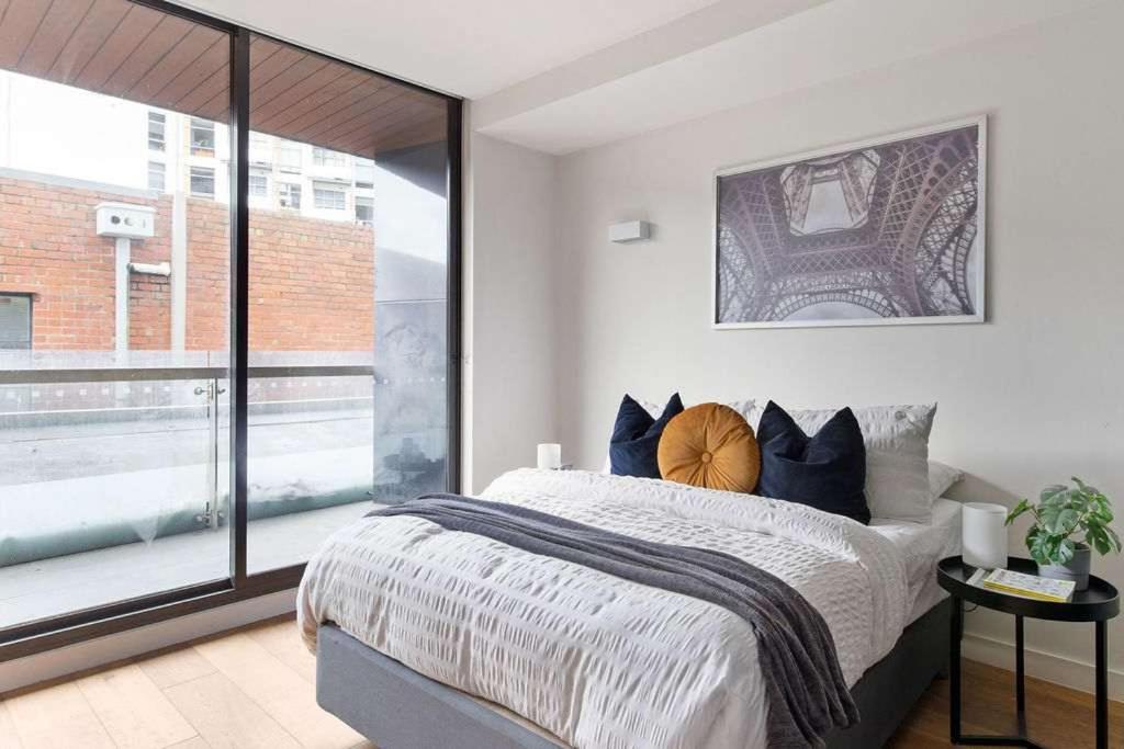 A Modern & Spacious 2BR Apt Near Melbourne Uni