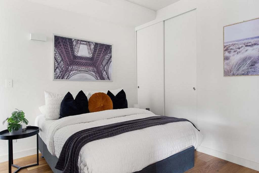 A Modern & Spacious 2BR Apt Near Melbourne Uni