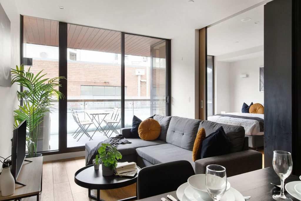 A Modern & Spacious 2BR Apt Near Melbourne Uni