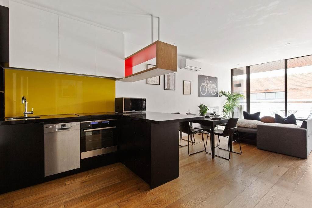 A Modern & Spacious 2BR Apt Near Melbourne Uni