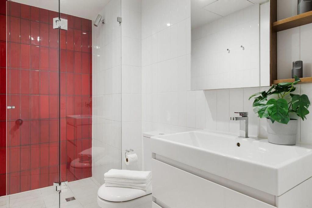 A Modern & Spacious 2BR Apt Near Melbourne Uni