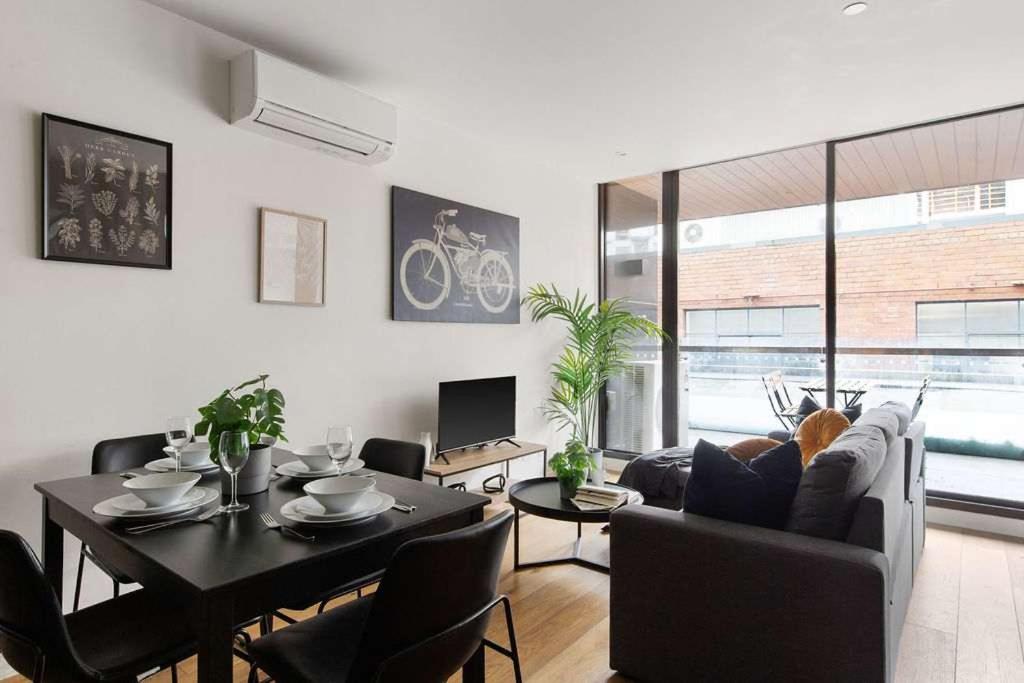 A Modern & Spacious 2BR Apt Near Melbourne Uni