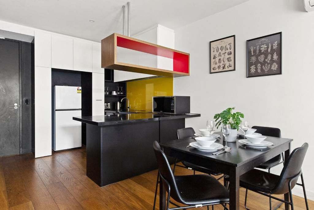 A Modern & Spacious 2BR Apt Near Melbourne Uni