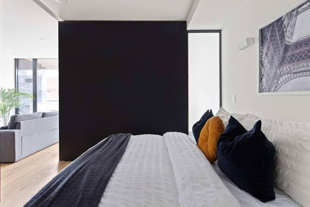 A Modern & Spacious 2BR Apt Near Melbourne Uni