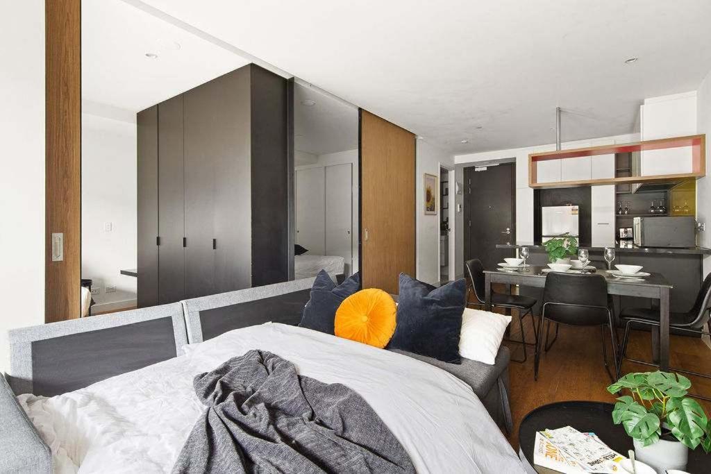 A Modern & Spacious 2BR Apt Near Melbourne Uni