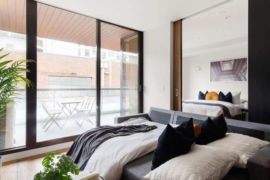 A Modern & Spacious 2BR Apt Near Melbourne Uni