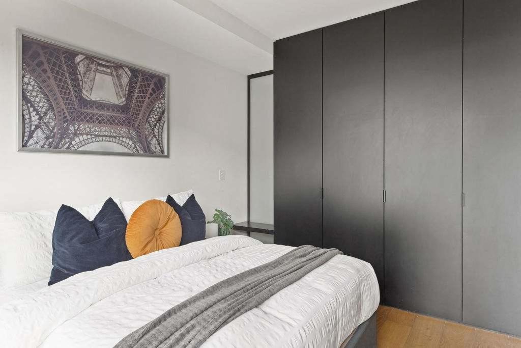 A Modern & Spacious 2BR Apt Near Melbourne Uni