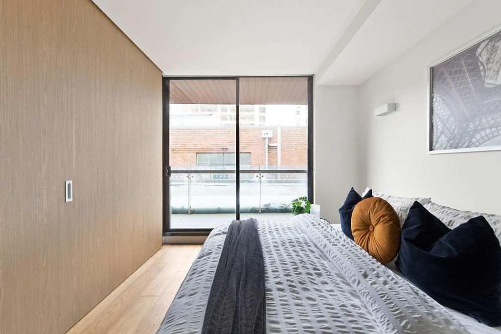 A Modern & Spacious 2BR Apt Near Melbourne Uni