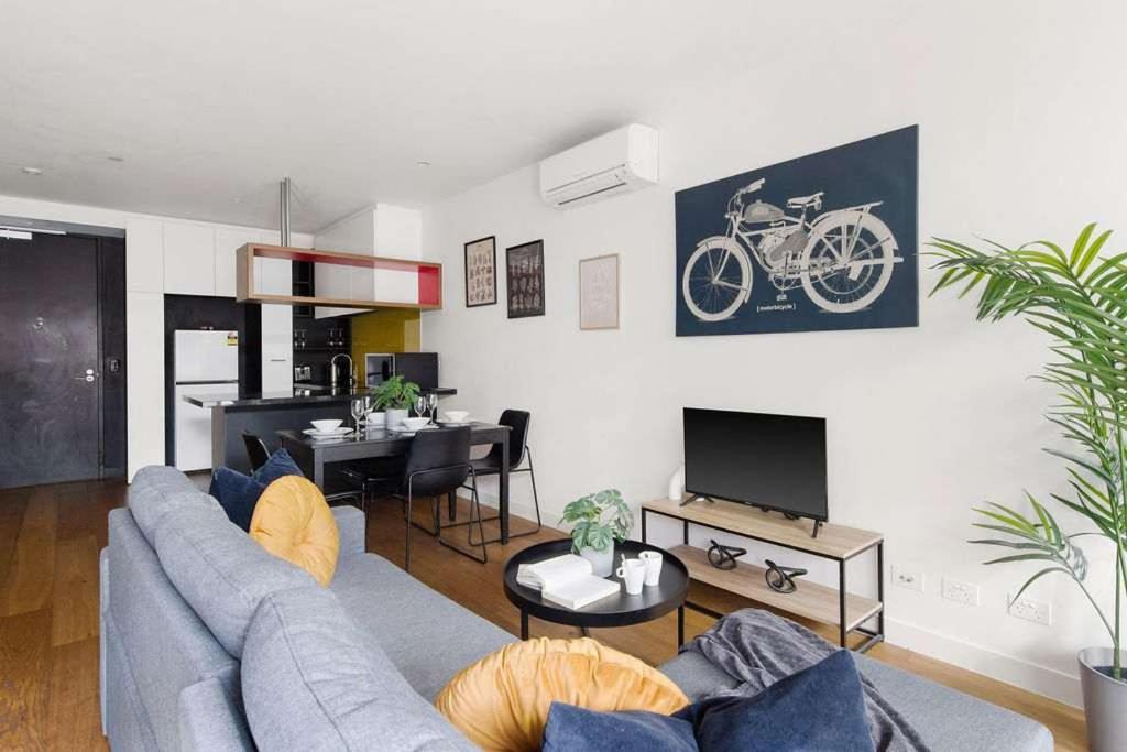 A Modern & Spacious 2BR Apt Near Melbourne Uni