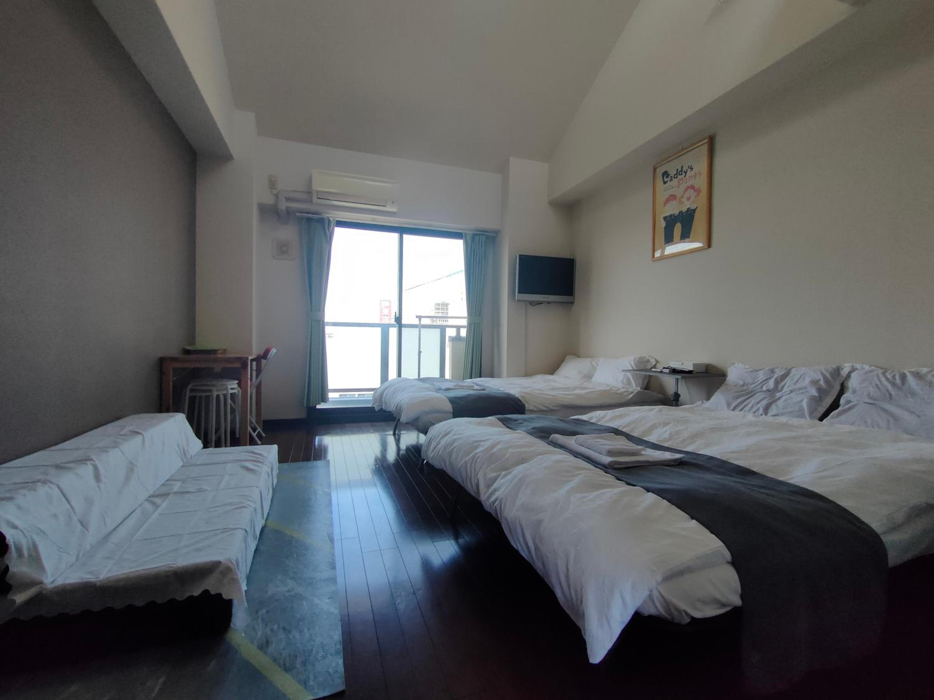 Apartments in the Namba area with airport bus and railway access