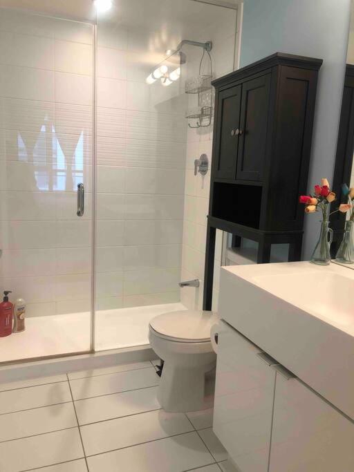 Comfy 1BR & Den with Balcony- Close to CN Tower