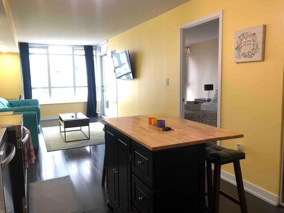 Comfy 1BR & Den with Balcony- Close to CN Tower