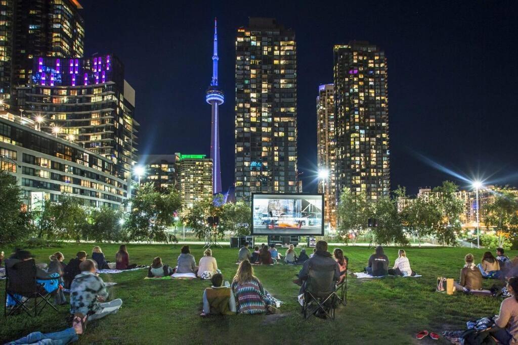 Comfy 1BR & Den with Balcony- Close to CN Tower