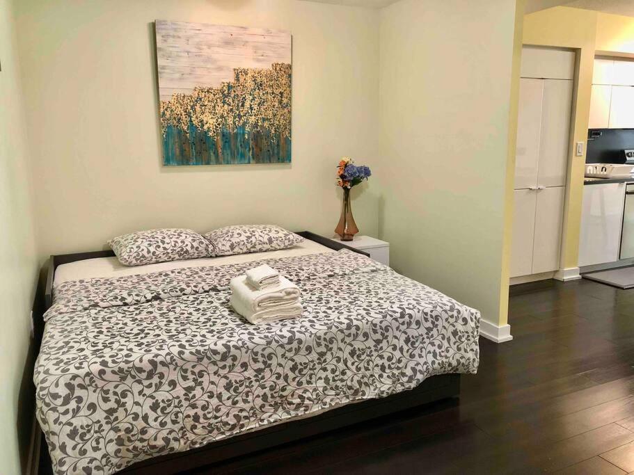 Comfy 1BR & Den with Balcony- Close to CN Tower