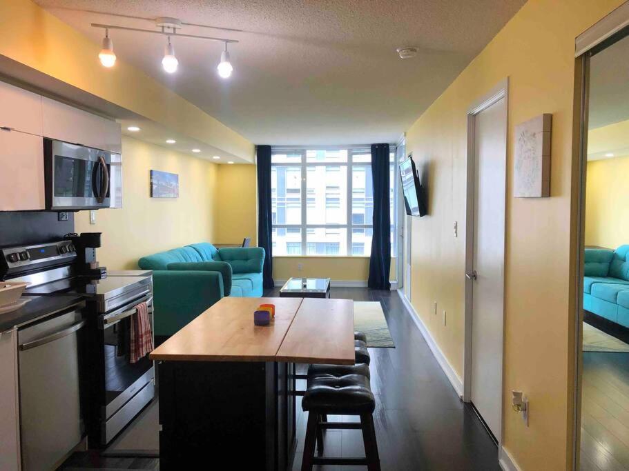Comfy 1BR & Den with Balcony- Close to CN Tower