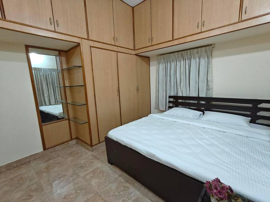 Cozy Stay 80ft Rd Indiranagar 2BHK 2BTH view 5
