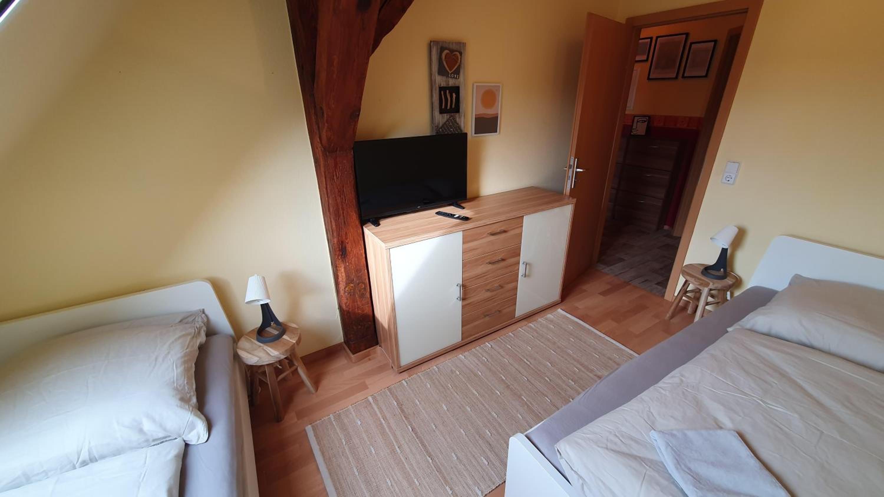Ferienwohnung Schlossblick Direkt gegenüber dem Schloss, Rhododendronpark mit Terrasse und WLAN